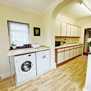 Barking House Sleeps 11 - Parking - Train Tube - Airport , London United Kingdom
